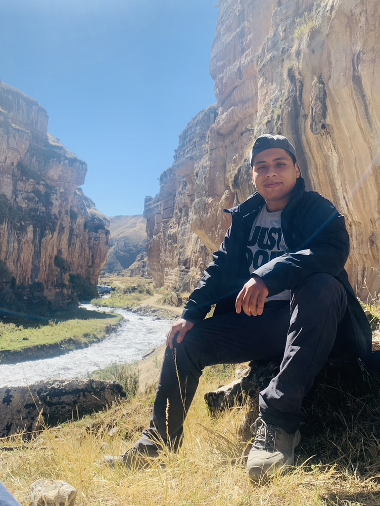 Andres Leon en un cañón andino, Perú